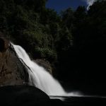 Ein Wasserfall im Regenwald