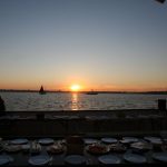 Abendessen bei Sonnenuntergang an Deck in der Kieler Förde