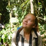 Anna K bestaunt den Regenwald
